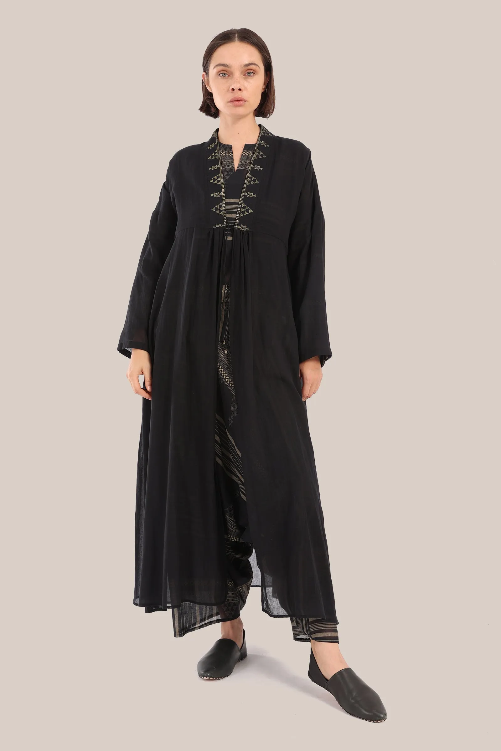 Embroidered long coat with pockets and front tie