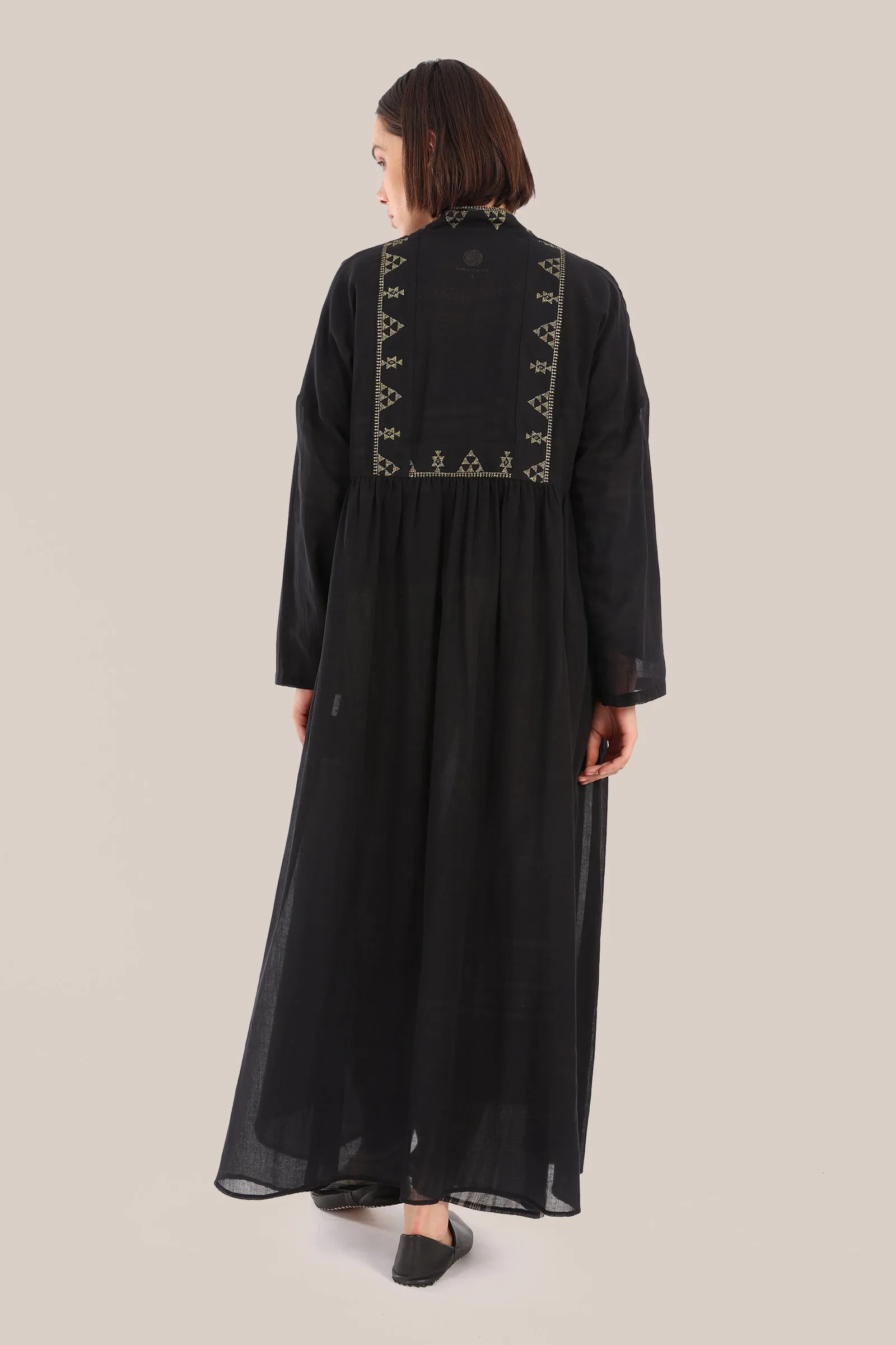 Embroidered long coat with pockets and front tie