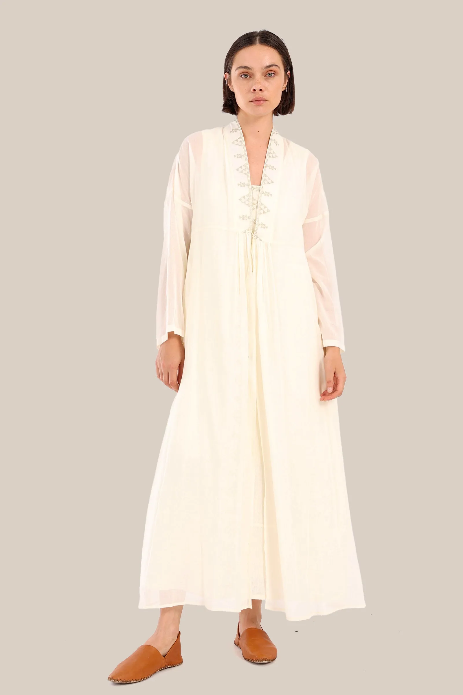 Embroidered long coat with pockets and front tie