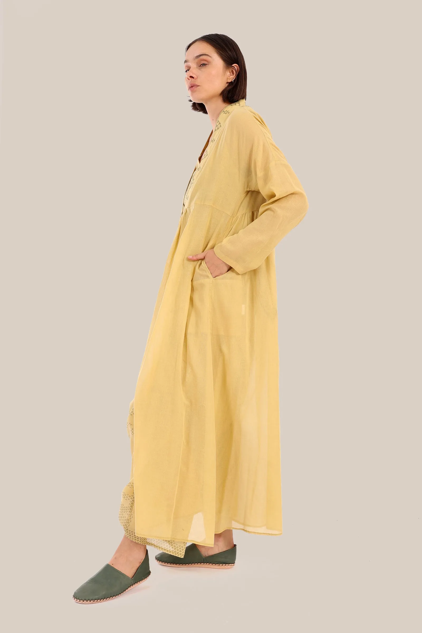 Embroidered long coat with pockets and front tie