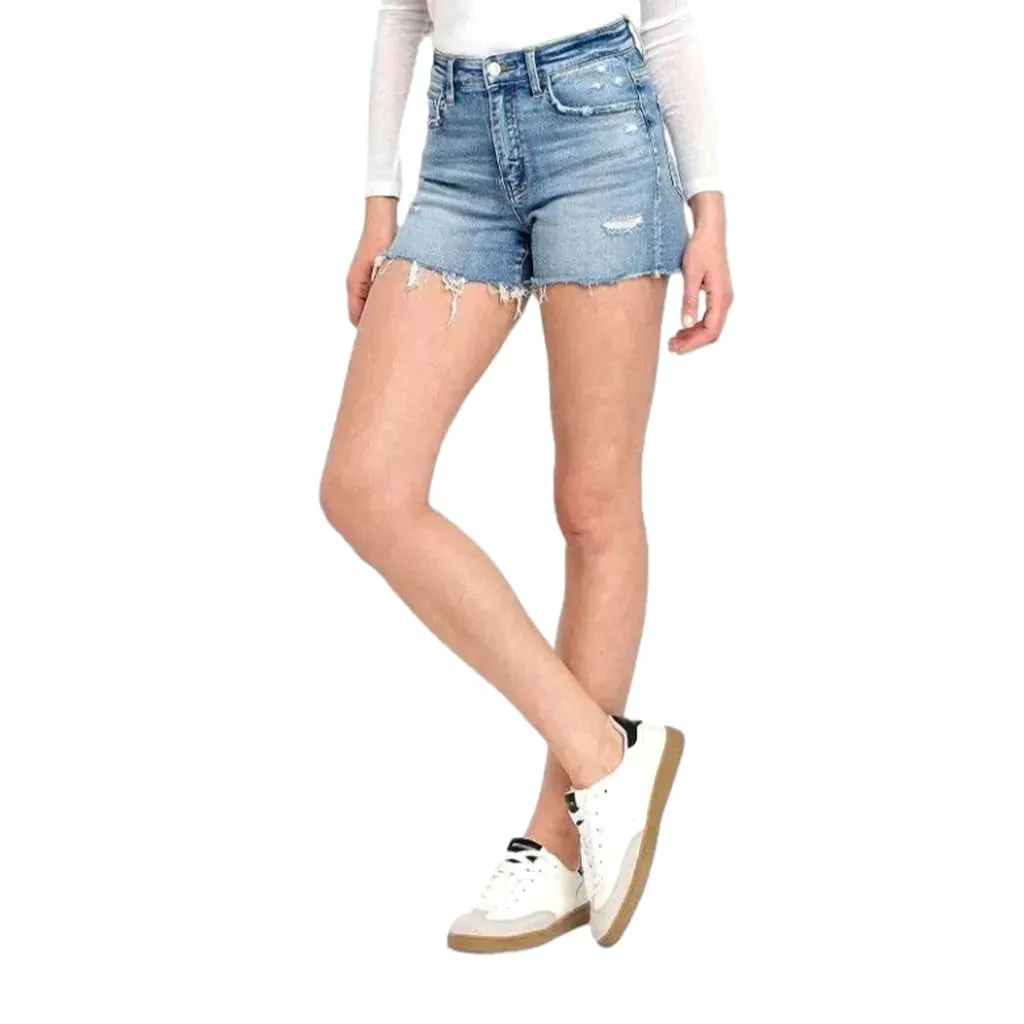 Frayed-hem light-wash denim shorts for ladies