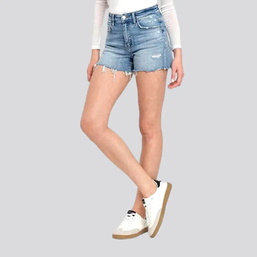 Frayed-hem light-wash denim shorts for ladies